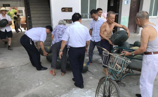 炎炎夏日，為福利院老人送清涼