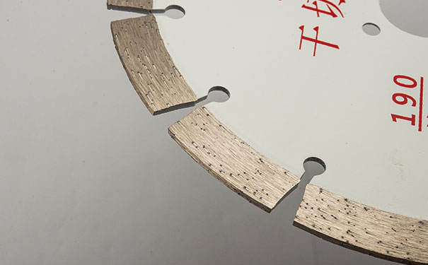 大理石鋸片在切割過(guò)程中搖擺是怎么回事呢？
