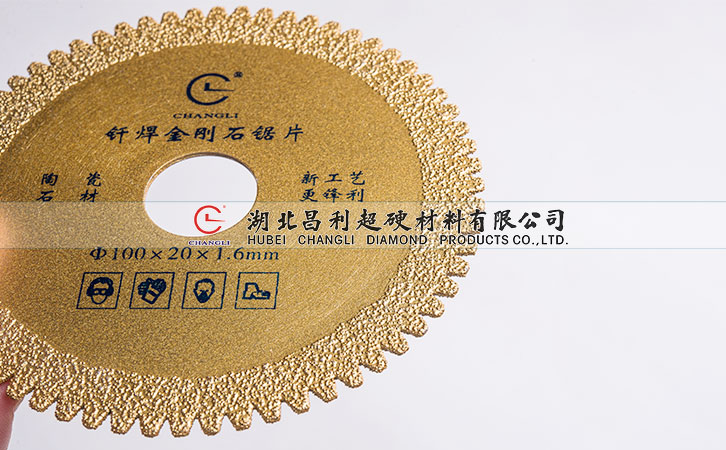 這方法有利于防止金剛石鋸片的偏差，從而提高石材加工質(zhì)量